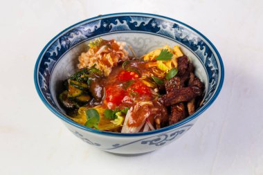 Yengeç eti ve özel sos ile poke