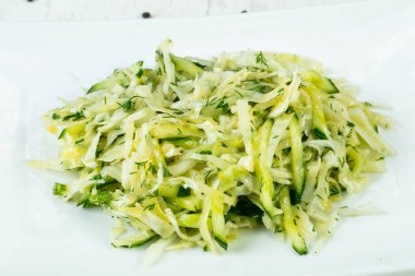 Salatalık ile Çiğ lahana salatası