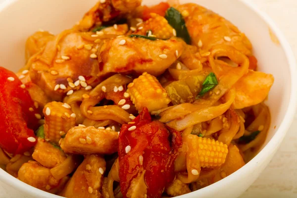 Tavuk ve susam ile Udon görünümü Kapat