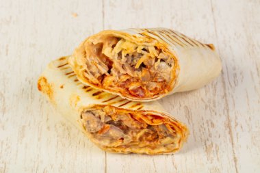 İştah açıcı büyük shawarma et, sos ve salata ile
