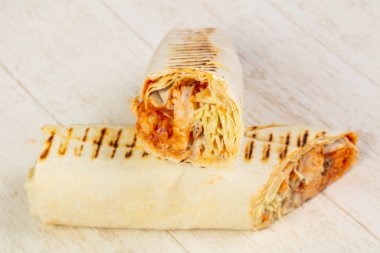 İştah açıcı büyük shawarma et, sos ve salata ile