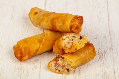 İştah açıcı derin yağda kızartılmış böreği sos ile