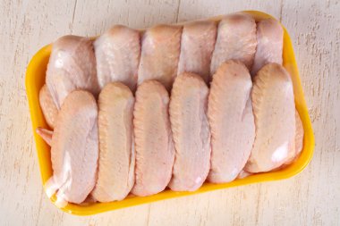 Yemek pişirmek için çiğ tavuk kanadı