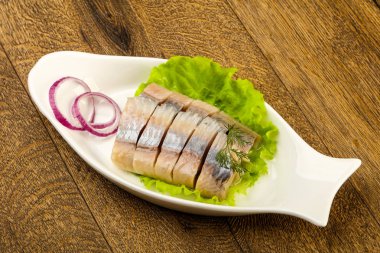Ringa balığı filetosu dereotu ve soğan dilimlenmiş
