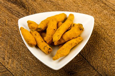 Tumeric kökü yığın içinde kase ahşap arka plan üzerinde