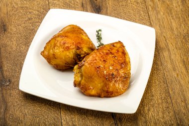 Kavrulmuş tavuk uyluk baharat ve soya sosu ile
