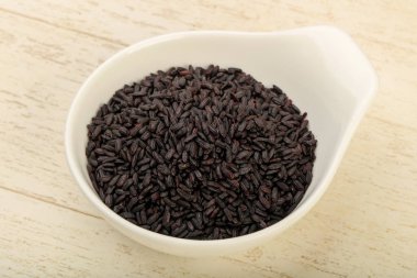 Kase ahşap arka plan üzerinde siyah yabani pirinç