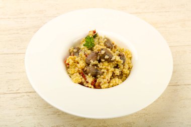 Tavuk kalbi ve kuru domatesli bulgur.