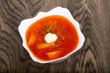 Geleneksel Ukrayna Pancar çorbası kase beyaz kase hizmet