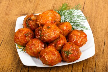 Domates soslu köfte dereotu beyaz kase hizmet