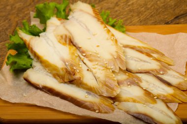 Ahşap tahta üzerinde yılan balığı sashimi görünümü Kapat