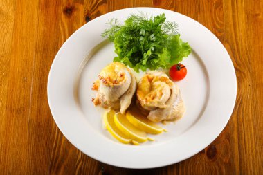 Buğulanmış alabalık filetosu rulo