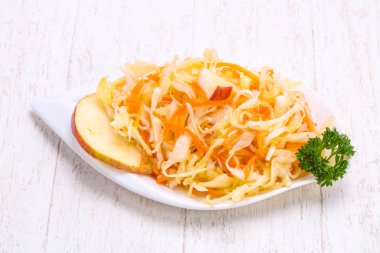 Kabın içinde geleneksel fermente lahana lahana turşusu 