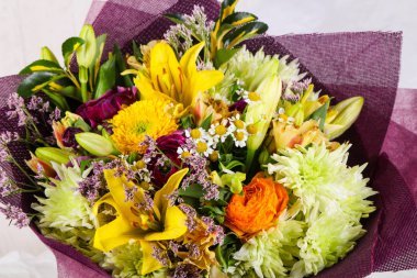 Çeşitli çiçek ile romantik buket