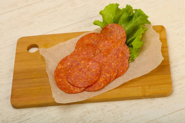 Pepperoni Plátky Klobásy Dřevěné Pozadí — Stock fotografie