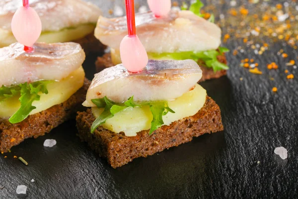 Canapé Met Haring Aardappel — Stockfoto