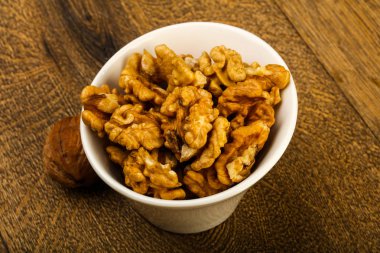 Kase üzerinde ahşap arka plan açık ceviz