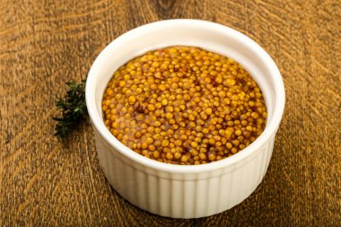 Dijon hardal sos kabın içinde kekik