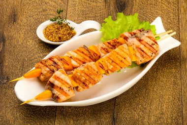 Dijon mustars soslu ızgara somon şiş