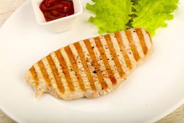 Baharatlar ve sos ızgara hindi biftek