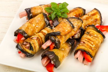 Jambon, peynir ve biber dolması patlıcan görünümünü kapat