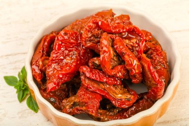 Fesleğen yapraklı kuru domates.