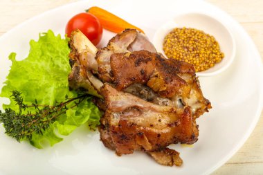 Kavrulmuş domuz diz dijon hardal sos ile