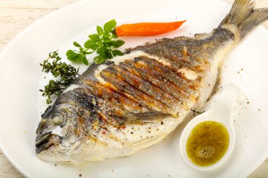 Izgara dorado balık sosu, kekik ve fesleğen ile