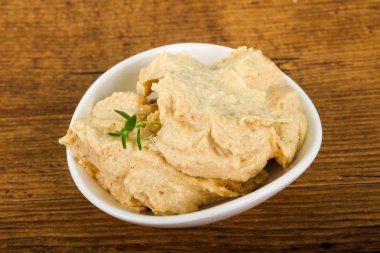 Susam ve kekik yaprakları ile vejetaryen Humus