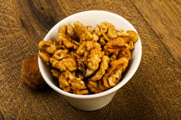 Kase üzerinde ahşap arka plan açık ceviz