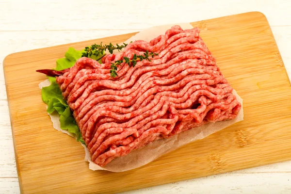 Carne Res Picada Cruda Con Tomillo Pimiento Picante —  Fotos de Stock