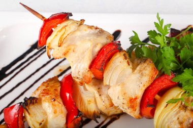 Sebzeli tavuk şişi.