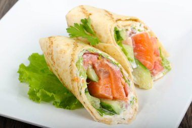 Yakın somon görünümünü peynirli ekmek rulo