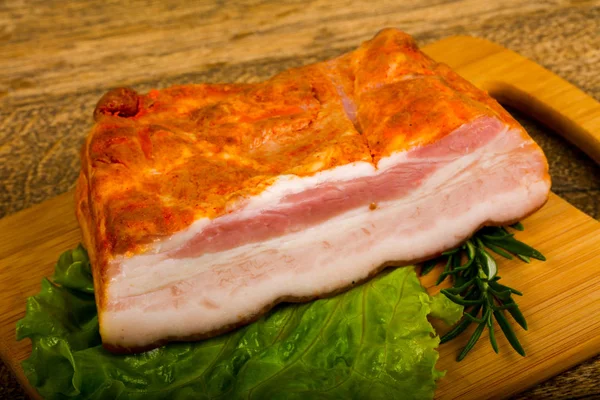 Poitrine Porc Avec Feuilles Salade Romarin Sur Planche Bois — Photo