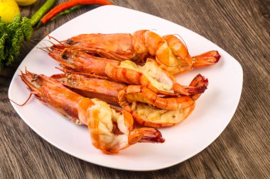 Limon suyu ve baharatlar ile ızgara kaplan karides