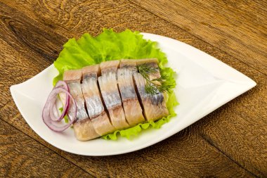 Ringa balığı filetosu dereotu ve soğan dilimlenmiş