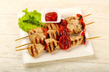 Izgara hindi şiş domates ve biber ile