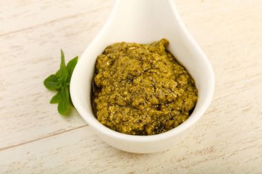 Fesleğenli pesto sos kasede bırakır