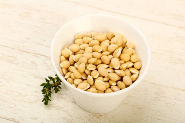 Kase ahşap arka plan üzerinde çiğ beyaz fasulye