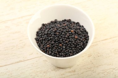 Kase üzerinde ahşap yemek pişirmek için hazır siyah mercimek