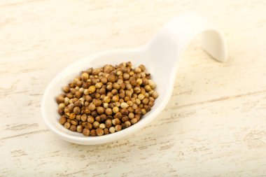 Kişniş tohumu yığın ahşap arka plan üzerinde