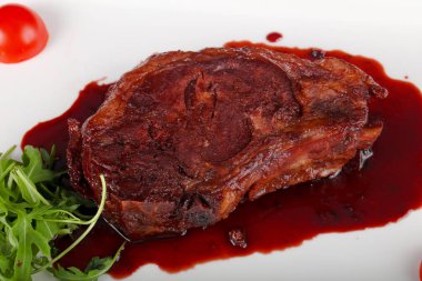 Böğürtlen soslu biftek.