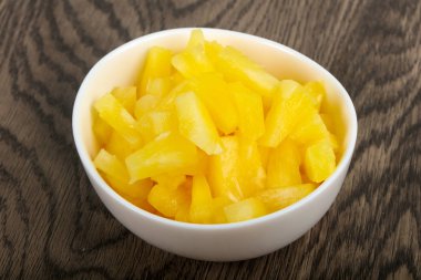 Beyaz kase konserve ananas görünümü Kapat