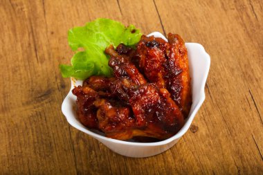 Teriyaki soslu tavuk kanadı.