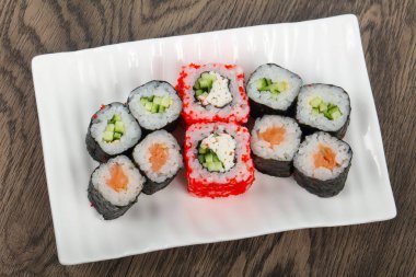 Suşi rulo seti ahşap arka plan üzerinde