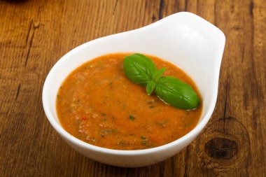 Gazpacho beyaz kase hizmet soğuk domates çorbası