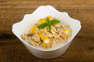 Muz, fındık ve nane ile müsli