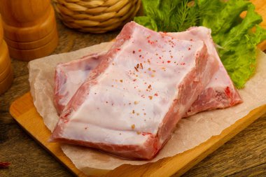 Çiğ domuz kaburga ile baharat ahşap tahta üzerinde yemek pişirmek için hazır