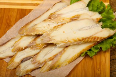 Ahşap tahta üzerinde yılan balığı sashimi görünümü Kapat