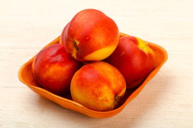 Taze olgun nektarin öbek üzerinde ahşap masa